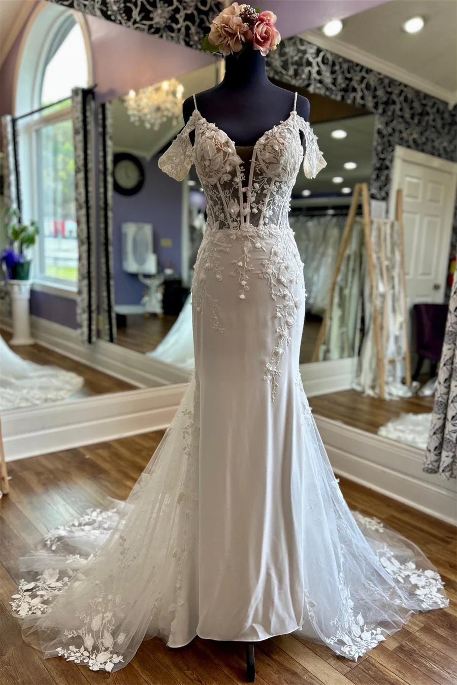 Vestido de novia largo con hombros descubiertos, apliques y tirantes